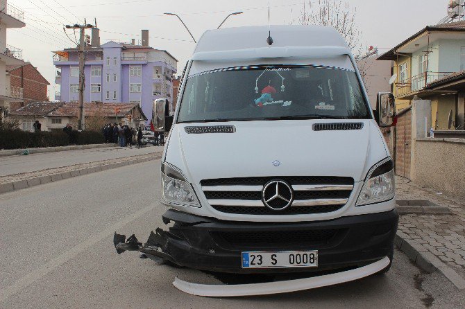 Elazığ’da Öğrenci Servisi İle Otomobil Çarpıştı: 2 Yaralı