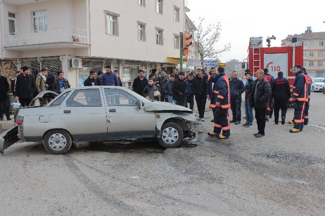 Elazığ’da Öğrenci Servisi İle Otomobil Çarpıştı: 2 Yaralı