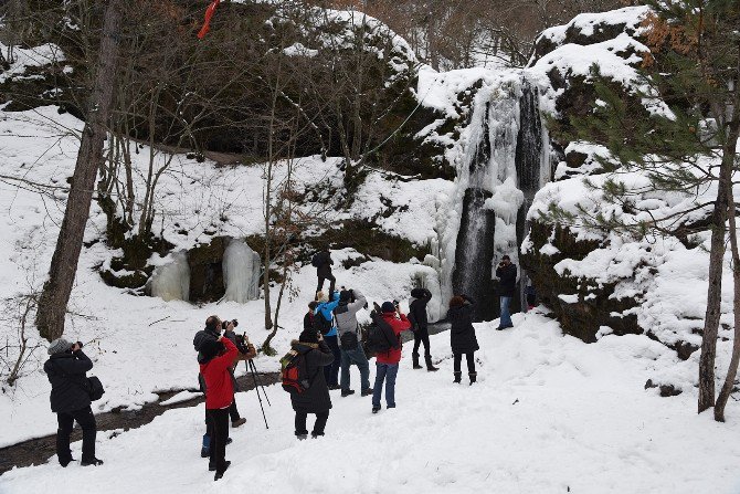 Buz Tutan Beşikderesi Şelalesi Kış Turizmcilerin İlgi Odağı