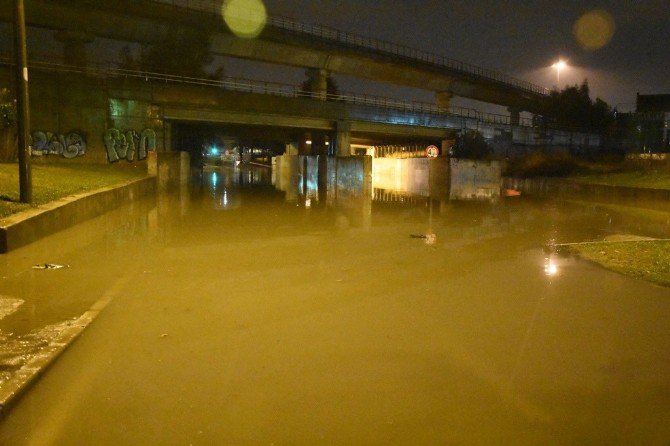 İzmir’de Sağanak Yağış Hayatı Olumsuz Etkiledi