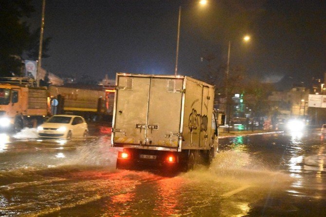 İzmir’de Sağanak Yağış Hayatı Olumsuz Etkiledi