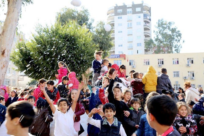 Mezitli Belediyesi ‘Kar’ı Çocukların Ayağına Getirdi