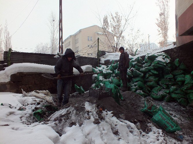 Ailelerine Yardım İçin Çöplüklerden Yanmamış Kömürleri Topluyorlar