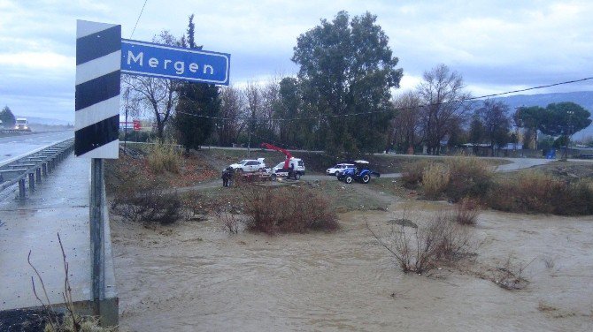 Çaydan Karşıdan Karşıya Geçerken Otomobiliyle Suya Sürüklendi