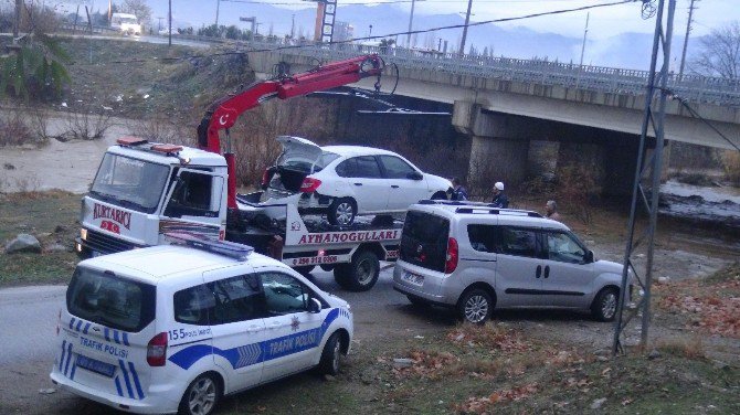 Çaydan Karşıdan Karşıya Geçerken Otomobiliyle Suya Sürüklendi