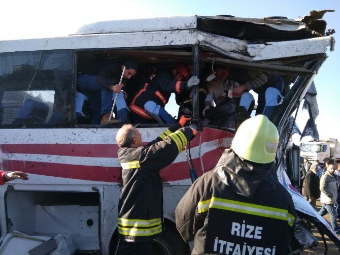 Rize’de Çay Yüklü Tır Yolcu Midibüsü İle Çarpıştı: 5 Yaralı