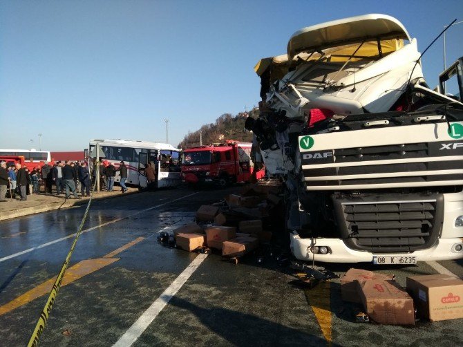 Rize’de Çay Yüklü Tır Yolcu Midibüsü İle Çarpıştı: 5 Yaralı