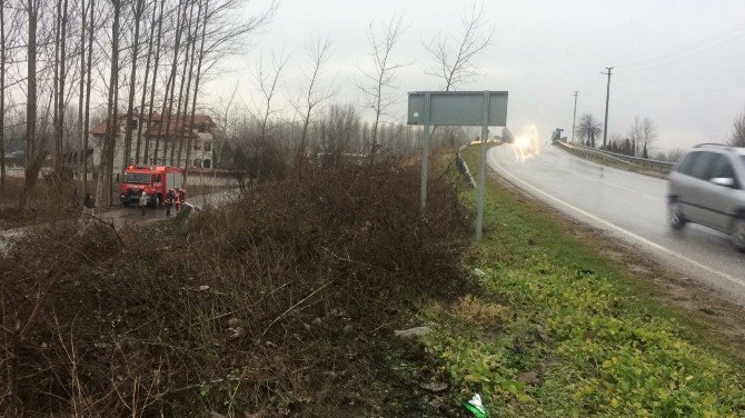 Sakarya’da Otomobil Şarampole Uçtu 1 Kişi Yaralı