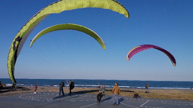 Samsun Sahilleri Yamaç Paraşütleri İle Renklendi