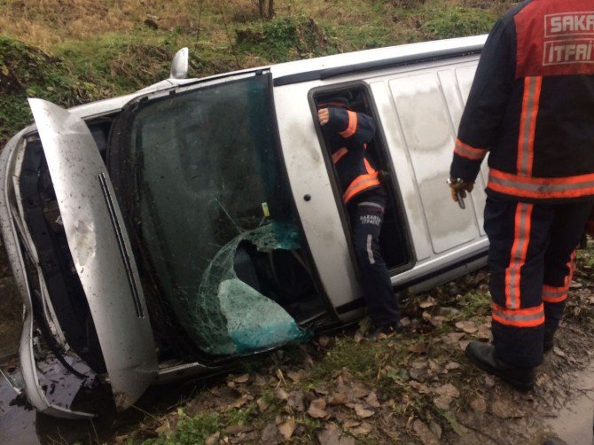 Sakarya’da Otomobil Şarampole Uçtu 1 Kişi Yaralı