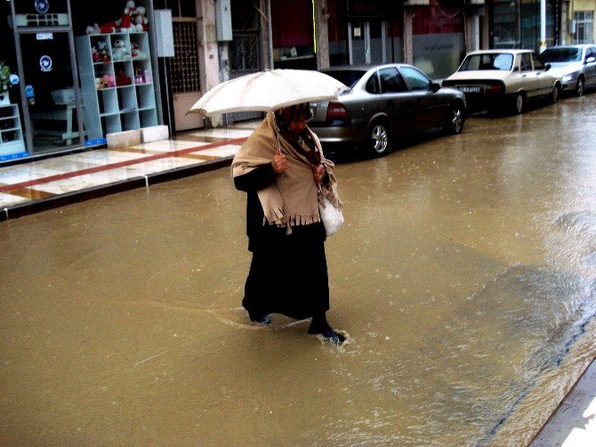 Yağmur Vatandaşı Perişan Etti Üreticinin Yüzünü Güldürdü