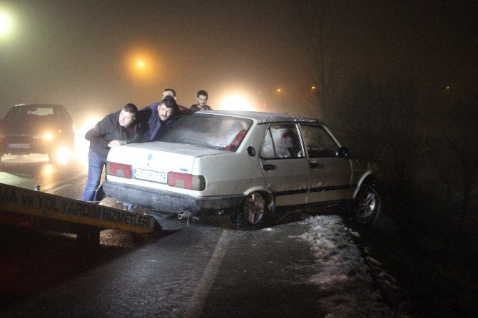 Buzlu Yolda Trafik Kazası: 1 Yaralı