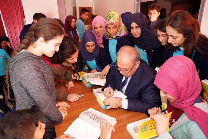 Başkan Kutlu, Öğrencilere Kitap Dağıttı