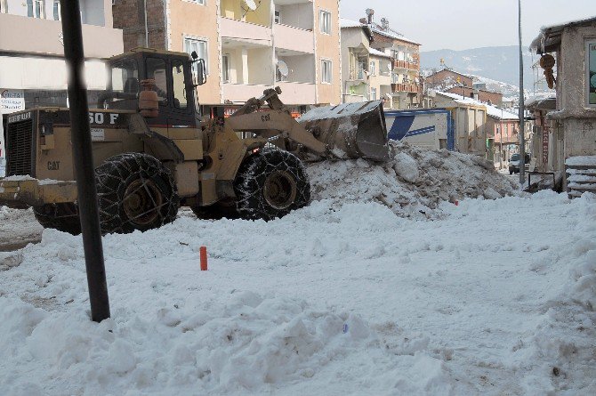 Çelikhan’da Cadde Ve Sokaklar Kardan Temizleniyor