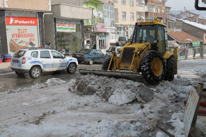 Çelikhan’da Cadde Ve Sokaklar Kardan Temizleniyor