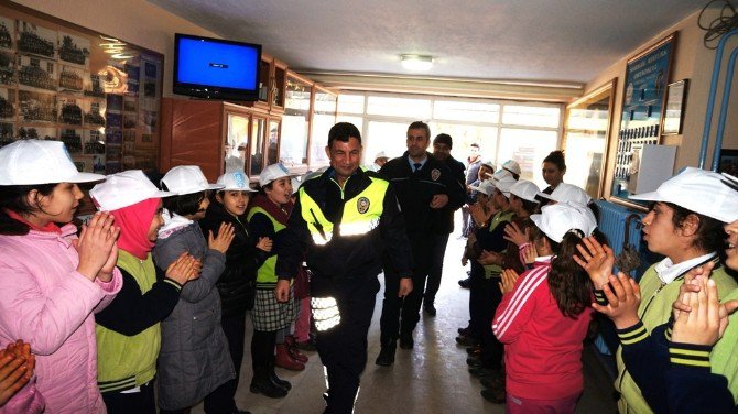 Öğrencilerden Polis Ve Askerlere Anlamlı Destek