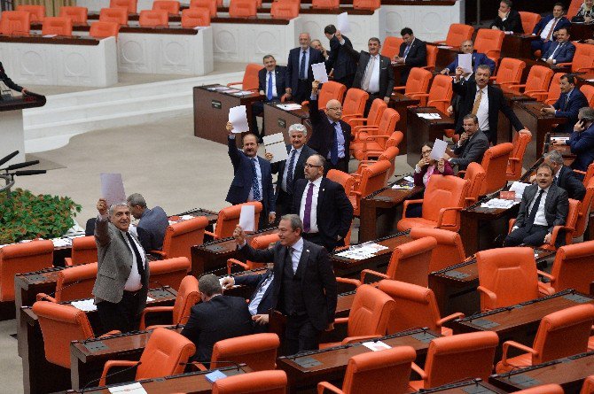 Chp’den Anaya Değişiklik Teklifine Kırmızı Kartlı Protesto