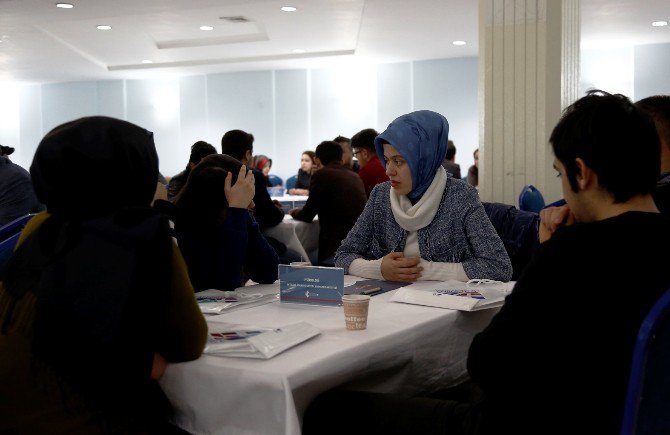 Rektör Yılmaz, Mesleki Kariyer Günlerinde Akademisyenler Ve Üniversite Adayları İle Buluştu