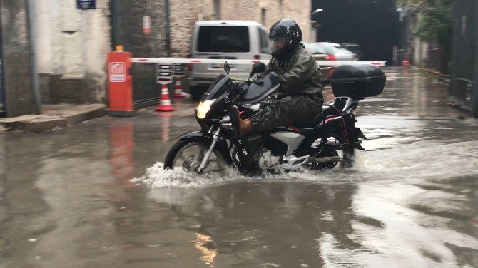 Sağanak Yağış İzmir’de Cadde Ve Sokakları Göle Çevirdi