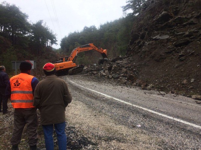 İzmir’de Heyelan Nedeniyle Yol Kapandı