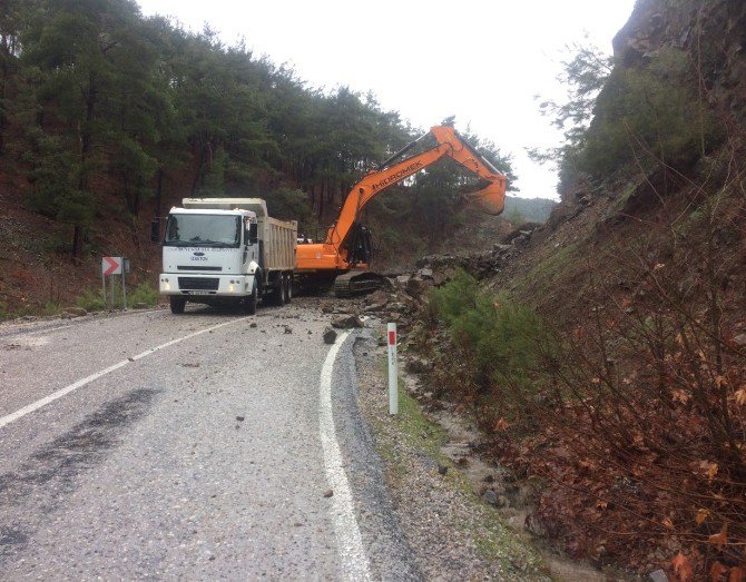 İzmir’de Heyelan Nedeniyle Yol Kapandı