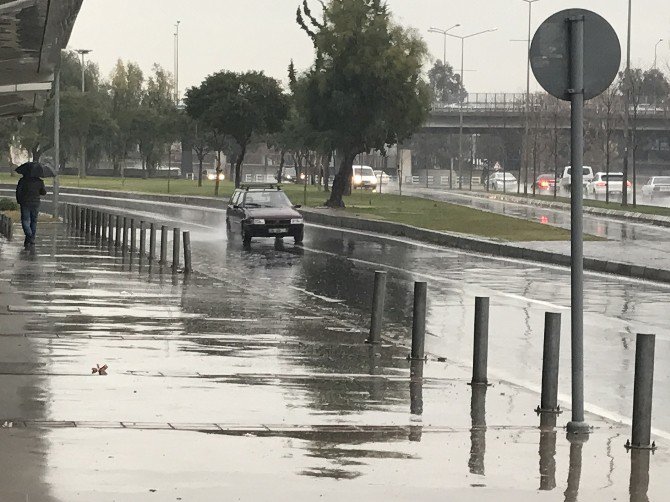 Sağanak Yağış İzmir’de Cadde Ve Sokakları Göle Çevirdi