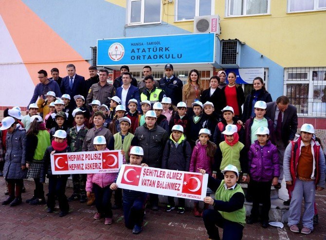 Öğrencilerden Polis Ve Askerlere Anlamlı Destek