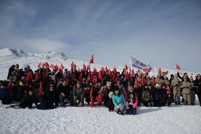 Tekden Koleji Öğrencilerinden Vatan Sevgisi Yürüyüşü