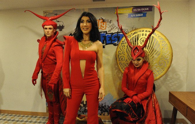 Hande Yener Gençlik Festivalinde Sahne Aldı