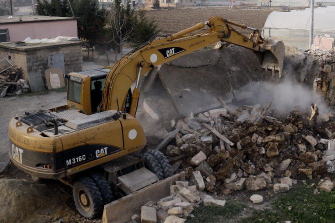 Sel Sularının Tahrip Ettiği Ev, Sahiplerinin Talebi Üzerine Yıkıldı