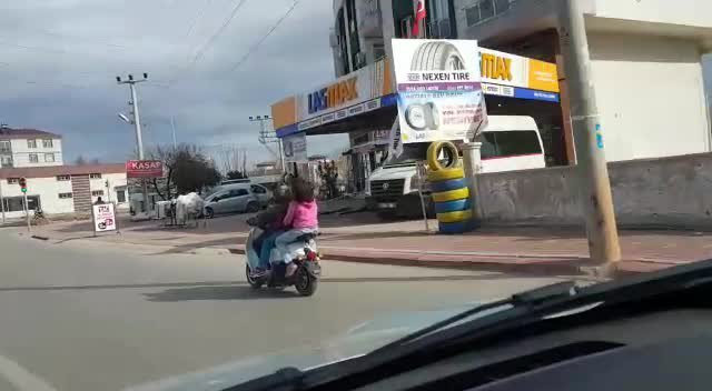 Çocukların Elektrikli Bisikletle Tehlikeli Yolculuğu