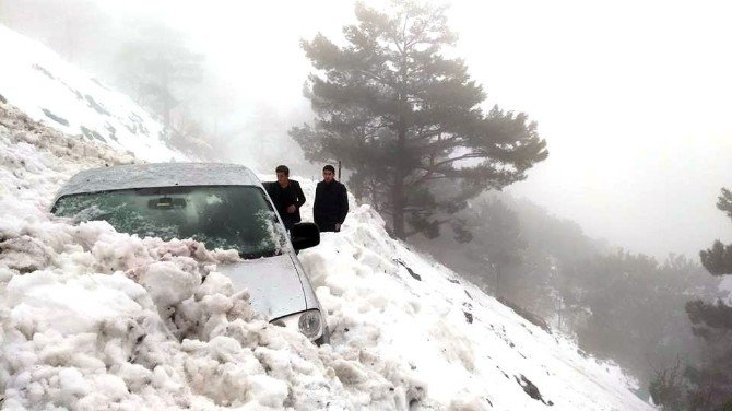 Alanya’da Otomobilin Üzerine Çığ Düştü