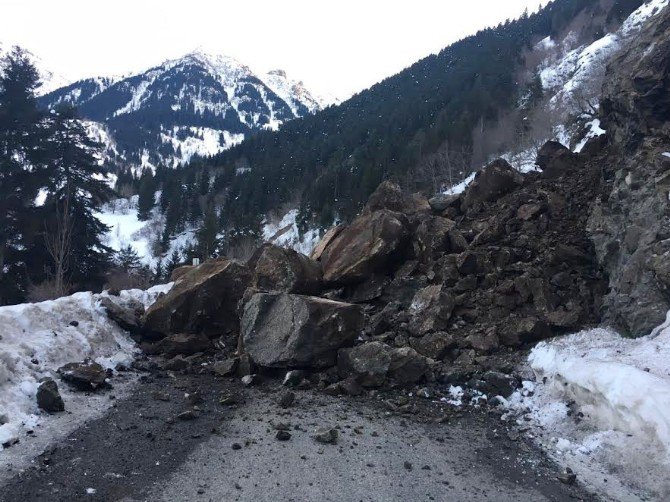 Ardahan-artvin Karayolunda Heyelan: Yol Ulaşıma Kapandı