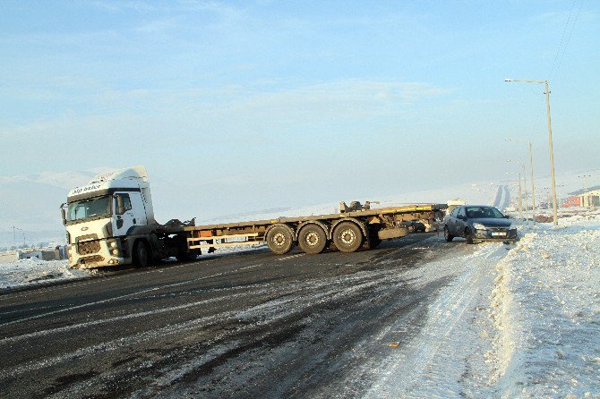 Kayan Tır Yolu Kapattı, Trafik Durdu