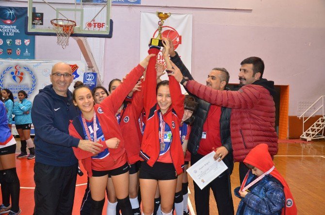 Voleybolun Yıldızları Kupalarını Kaldırdı