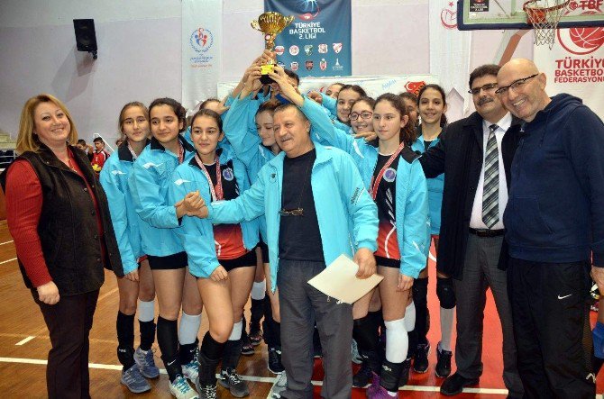 Voleybolun Yıldızları Kupalarını Kaldırdı