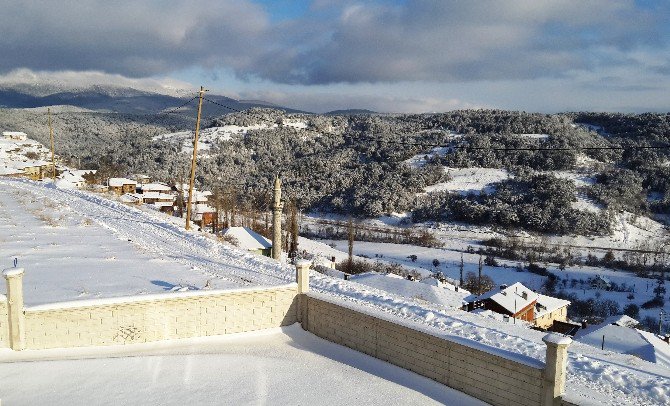 Bursa’da Soğuktan Akan Çeşmeler Buz Tuttu