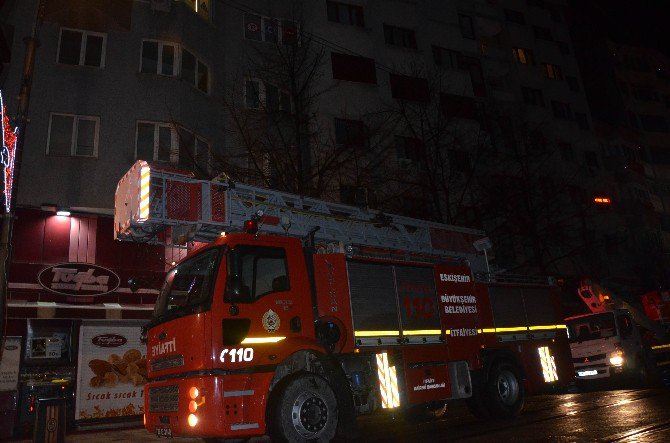 İşçilerin Isınmak İçin Yaktıkları Ateş İtfaiyeyi Harekete Geçirdi