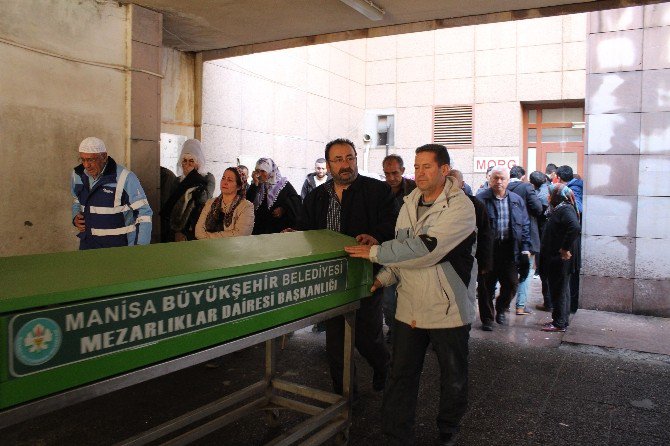 İzmir’de Vahşi Cinayete Kurban Giden Ailenin Cenazeleri Yakınları Tarafından Alındı