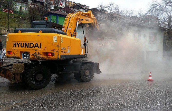 İzmit Belediyesi, İzmit’in Dört Bir Yanında Çalışmalara Devam Ediyor