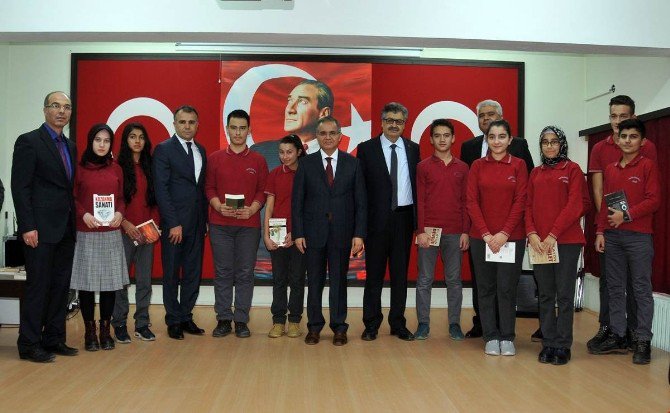 Karaman’da Öğrencilere Kitap Dağıtıldı