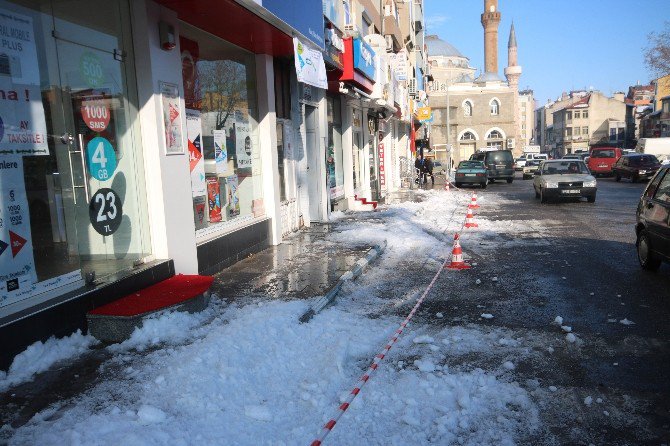 Konya’da Üzerine Kar Kütlesi Düşen Kişi Yaralandı