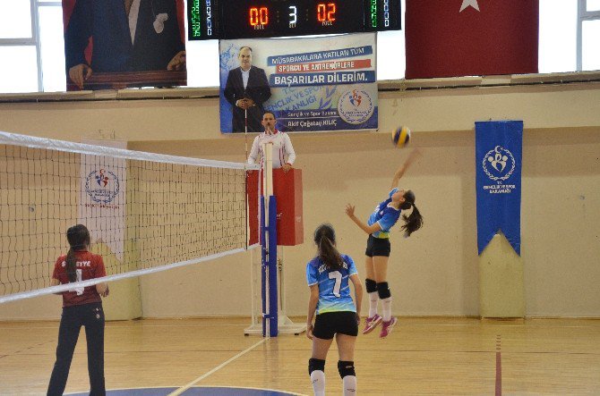 Okul Sporları Voleybol Müsabakaları Sona Erdi