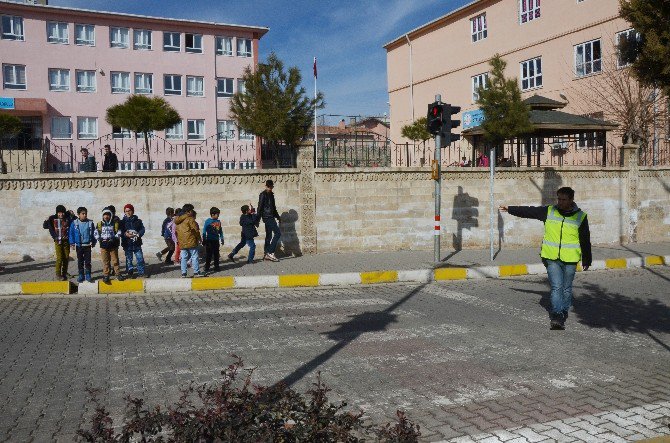 Ömerli İlçesinde Öğrencilerin Tehlikeli Okul Yolculuğu