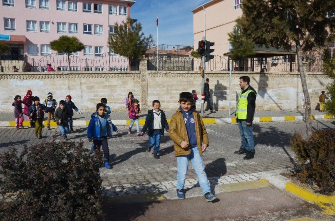 Ömerli İlçesinde Öğrencilerin Tehlikeli Okul Yolculuğu