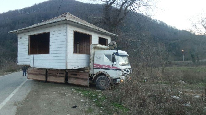 Baba Yadigarı Evi Kamyonla Taşıdı