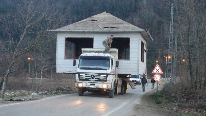 Baba Yadigarı Evi Kamyonla Taşıdı