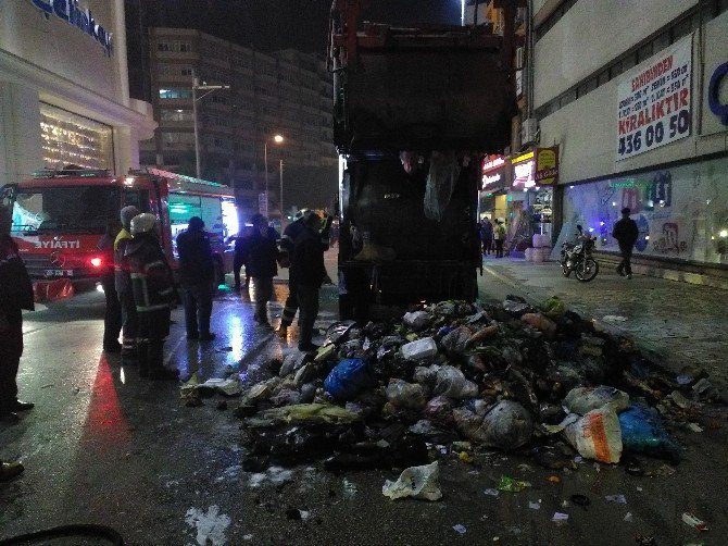 Adana’da Seyir Halindeki Çöp Kamyonu Yandı