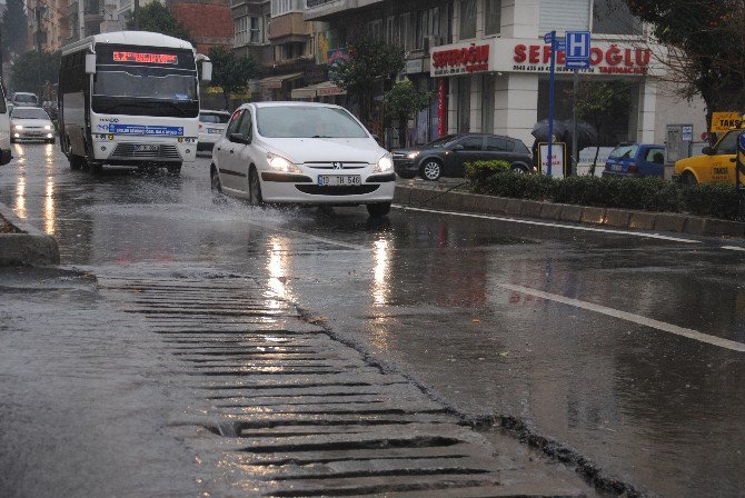 Aydın’da Aniden Gelen Yağış Hayatı Olumsuz Etkiledi