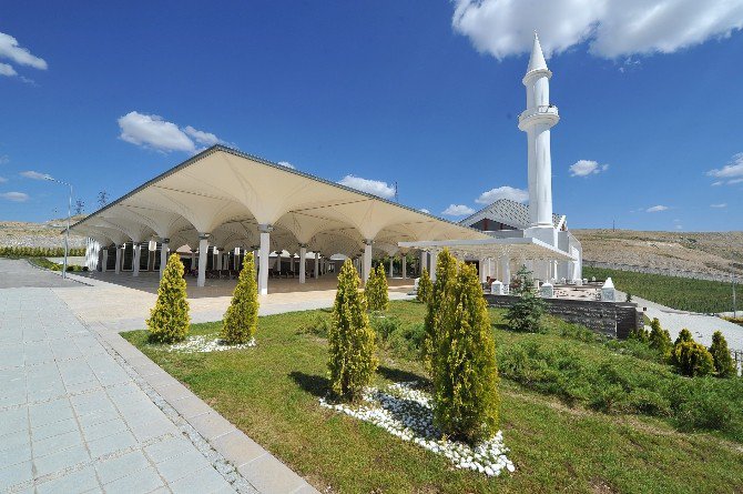 Ortaköy Mezarlığı’na İlgi Artıyor